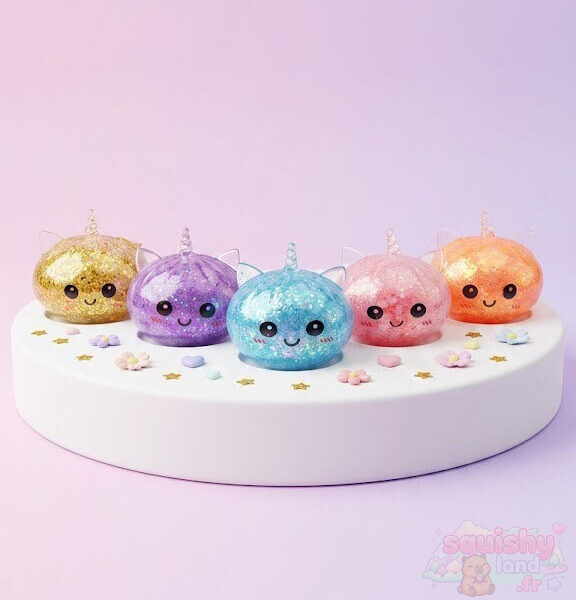 Plusieurs squishies dumpling licorne pailletés sur un présentoir blanc