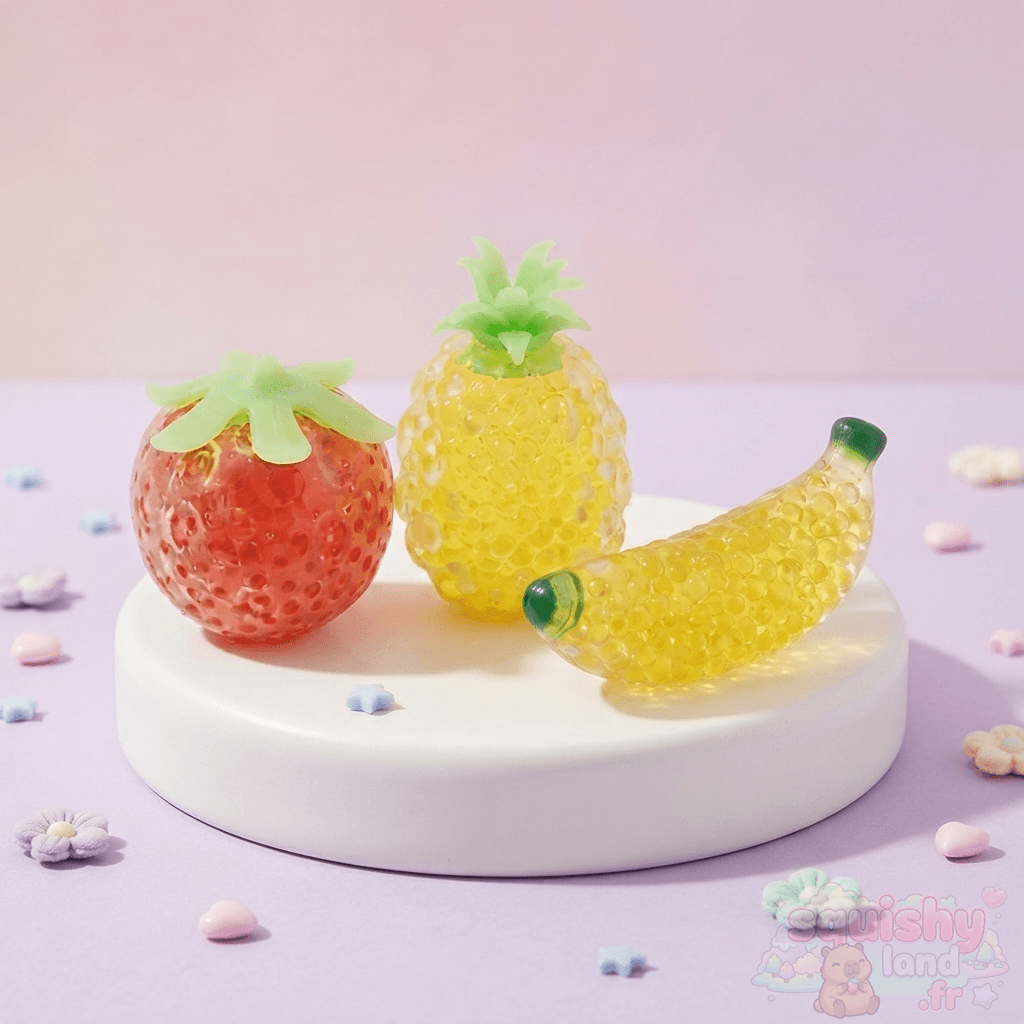Squishy Fruit XL Anti-Stress – Fraise, Banane ou Ananas Squishy Fruit XL : fraise, ananas et banane pailletés sur un présentoir
